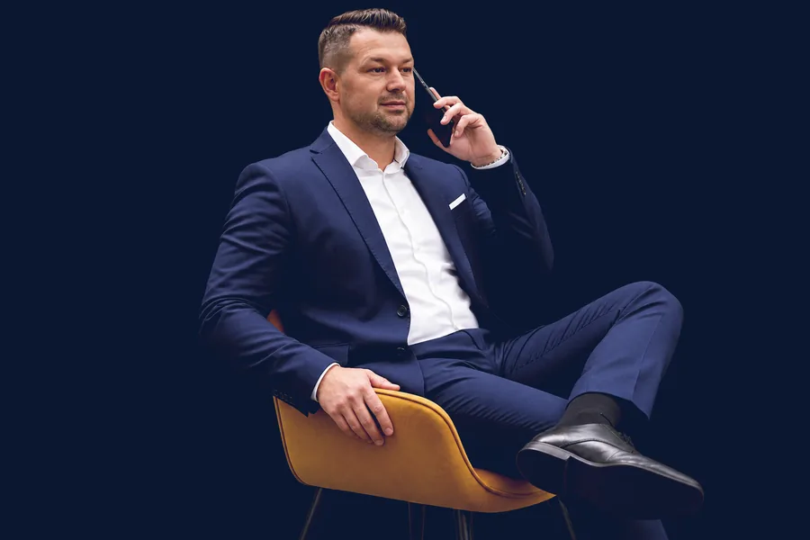 Fehér József telefonon egyeztet