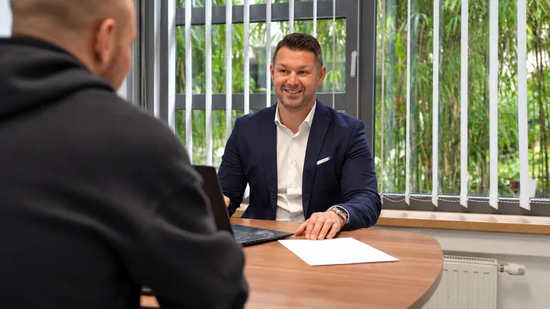 Fehér József az irodájában, tárgyalás közben egy ügyféllel